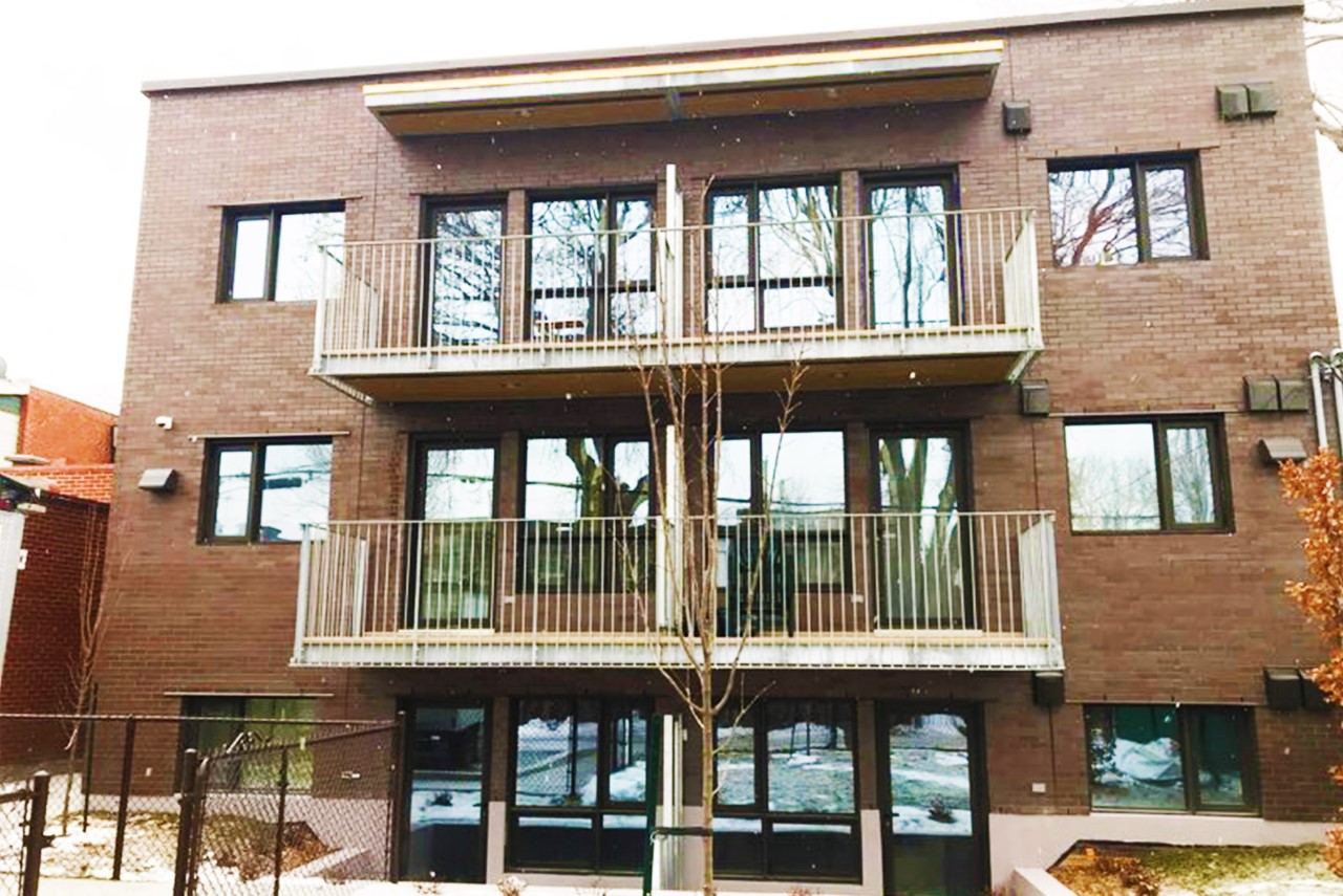 Photo de façade d'un immeuble à logement avec 4 balcons.